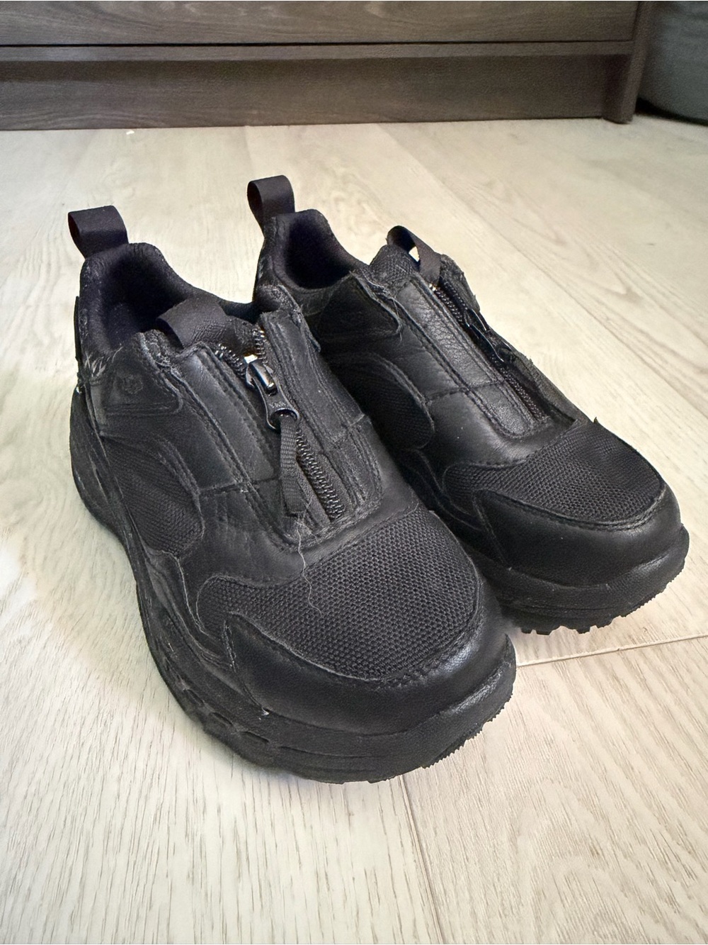 🔥🔥 UGG Woman's Black Slip-On Athletic Zipper Shoes!! 🔥🔥